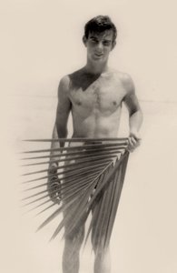 Amerikansk soldat på Los Black-stranden, Admiralitetsöarna, Nya Guinea. 1944 (foto)