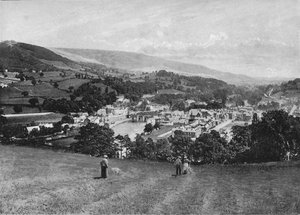 Llangollen och Crow Castle, c1896 av Lettsome and Sons