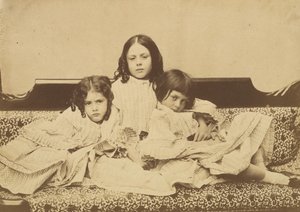 Edith, Ina och Alice Liddell på en soffa, sommaren 1858.