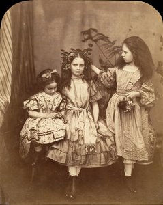 Flora Rankin, Irene MacDonald och Mary Josephine MacDonald på Elm Lodge, juli 1863. av Lewis Carroll