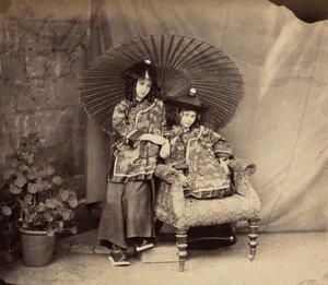 Lorina och Alice Liddell i kinesisk klänning, 1860.