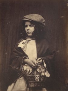Ung flicka som håller en korg av Lewis Carroll