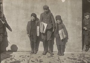 John Pento, 14 år, Daniel och Angelo Pento, 7 år, säljer tidningar, Hartford, Connecticut