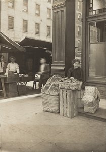 Lena Lochiavo - 11 år gammal, korg (och kringla) säljare, på Sixth Street Market framför salongens ingång, Cincinnati, Ohio