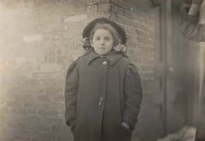 Mery Horn, en puckelrygg som förvärrades av den tunga lasten med papper hon bar. Hartford, Connecticut, mars 1909