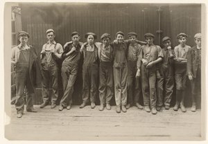 En grupp unga stipendiater arbetar i en konservfabrik i Indianapolis, Indiana