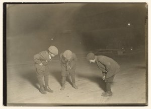 Ett skitspel vid midnatt. av Lewis W. Hine