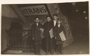 [Fyra Newsies vid en ingång till tunnelbanan, New York City]