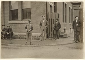[Grupp av män och pojkar samlades utanför] av Lewis W. Hine