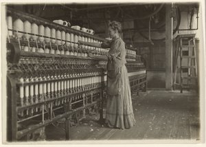 I en gammaldags textilfabrik (spinnare).