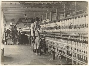 [Man med flicka vid spinnmaskin, bomullsspinneri i South Carolina]