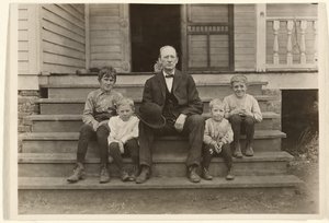 [Mr Smith, föreståndare på Wylie Mill, med fyra barn, Chester, South Carolina]
