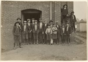 [Noon Hour, King Mfg. Co., Augusta, Georgia] av Lewis W. Hine
