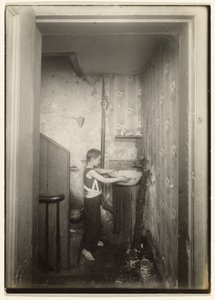 En kran för hela hyresgästvåningen, N.Y. av Lewis W. Hine