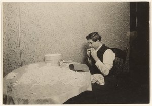 Rullande cigaretter i N.Y. Tenement/[Hemläxa]