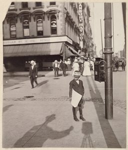 [Självporträtt med tidningspojke] av Lewis W. Hine