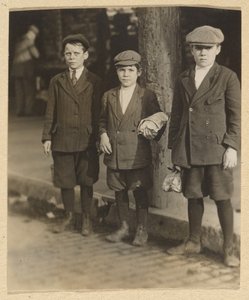 [Tre pojkar på City Street i knickers och kepsar] av Lewis W. Hine
