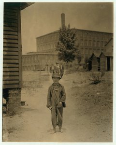 12-åriga Eddie Norton, tjänar cirka 40 cent per dag som sopare vid Saxon Mill, Spartanburg, North Carolina, 1912 av Lewis Wickes Hine