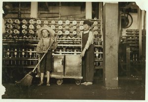 12-åriga doffer Ronald Webb och 7-årige Frank Robinson, son till cardroom boss, som sveper och tar bort (rensar hela bobiner) vid Roanoke Cotton Mills, Virginia, 1911 av Lewis Wickes Hine