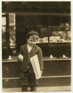 5-åriga tidningspojken Tommy Hawkins bara 3 fot 4 ins lång, arbetar i St. Louis, Missouri, 1910