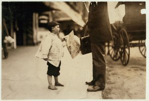 6-åriga tidningspojken Hyman säljer tidningar till kl. i Lawrence, Massachusetts, 1911 av Lewis Wickes Hine