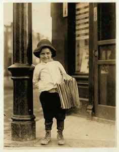 En sexårig tidningsbud, känd som Little Fattie och endast 1,5 meter lång, har arbetat i ett år i St. Louis, Missouri, 1910.