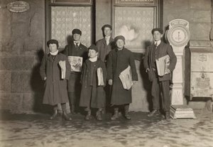 Kl. 20.30. Grupp av tidningspojkar som säljer vid stationen, Hartford, Connecticut. Den minsta pojken är 11 år gammal. av Lewis Wickes Hine