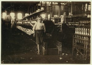 8-åriga Leo, bara 4 fot lång, plockar upp bobiner för 15 cent per dag på Elk Cotton Mills, Fayetteville, Tennessee, 1910 av Lewis Wickes Hine