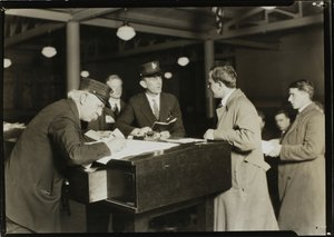 En närbild på Ellis Island av Lewis Wickes Hine