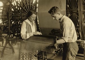 En pojke och en flicka arbetar i en vävstol på Cheney Silk Mills i South Manchester, Connecticut av Lewis Wickes Hine