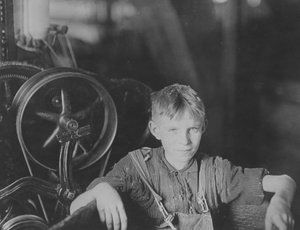 En ung polsk spinnare i Quidwick Co. Mill. Anthony, R. I 1909 av Lewis Wickes Hine