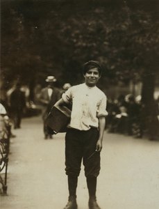 En ung bootblack som arbetar på Union Square i New York City av Lewis Wickes Hine
