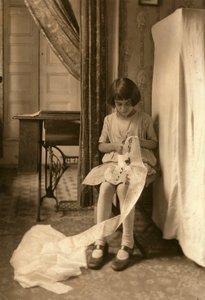 En ung flicka klipper spetsar i sitt hem i New York City av Lewis Wickes Hine