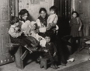 Ett italienskt hem nära Hull House, Chicago, 1910 av Lewis Wickes Hine