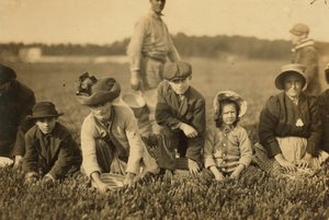 Annette Roy sägs vara 7 och Napoleon Ruel sägs vara 9 och plockade tranbär vid Smart