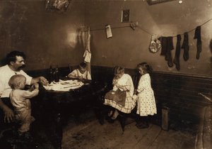 Annie Fedele virkar i köket i sitt hyreshus i Sommerville, Massachusetts av Lewis Wickes Hine