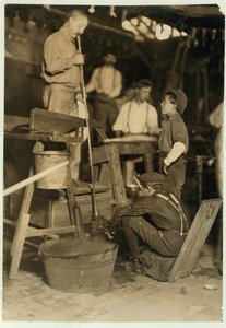 Blåsare och formpojke på Seneca Glass Works, Morgantown, West Virginia, 1908 av Lewis Wickes Hine