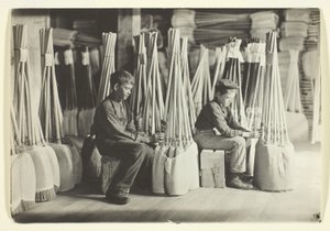 Pojkar i packrummet, Brown Mfg. Company, Evansville, Ind. av Lewis Wickes Hine