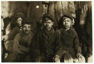 Breaker boys (som sorterar kol för hand) vid Hughestown Borough Coal Co. Pittston, Pennsylvania, 1911