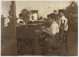 Barnlärling vid De Pedro Casellas cigarrfabrik, Tampa, Florida, 1909 av Lewis Wickes Hine