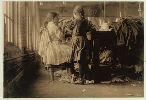 Barn som arbetar som ravelerare och looper i Loudon Hosiery Mills, Tennessee, 1910 av Lewis Wickes Hine