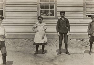 Edward St. Germain och hans syster Delia, kvarnarbetare, Phoenix, Rhode Island, april 1909 av Lewis Wickes Hine