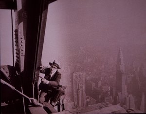 Empire State Building under uppbyggnad, som visar en inspektör som kontrollerar arbete av Lewis Wickes Hine