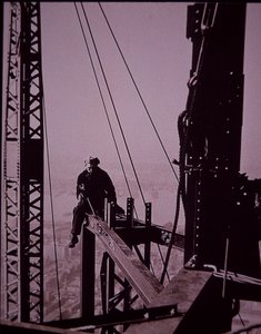 Empire State Building under uppbyggnad, visar bult med skiftnyckel av Lewis Wickes Hine