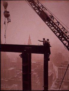 Empire State Building under uppbyggnad, visar placering av stålbalk av Lewis Wickes Hine