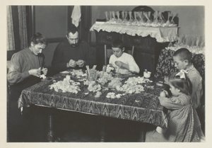 Familj som gör blommor av Lewis Wickes Hine