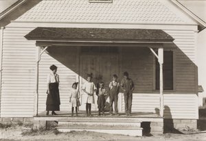 Fem elever närvarande på skola nr 6, distrikt 3, Fort Michigan, Colorado, 1915 av Lewis Wickes Hine
