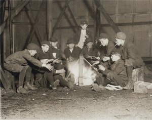 Newsboys-gänget kl. 22.00, 1910 av Lewis Wickes Hine