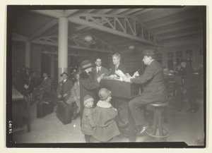 Tysk familj, tolk och protokollförare på Ellis Island av Lewis Wickes Hine