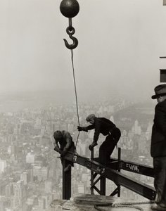 Högt uppe på Empire State Building, N.Y. av Lewis Wickes Hine